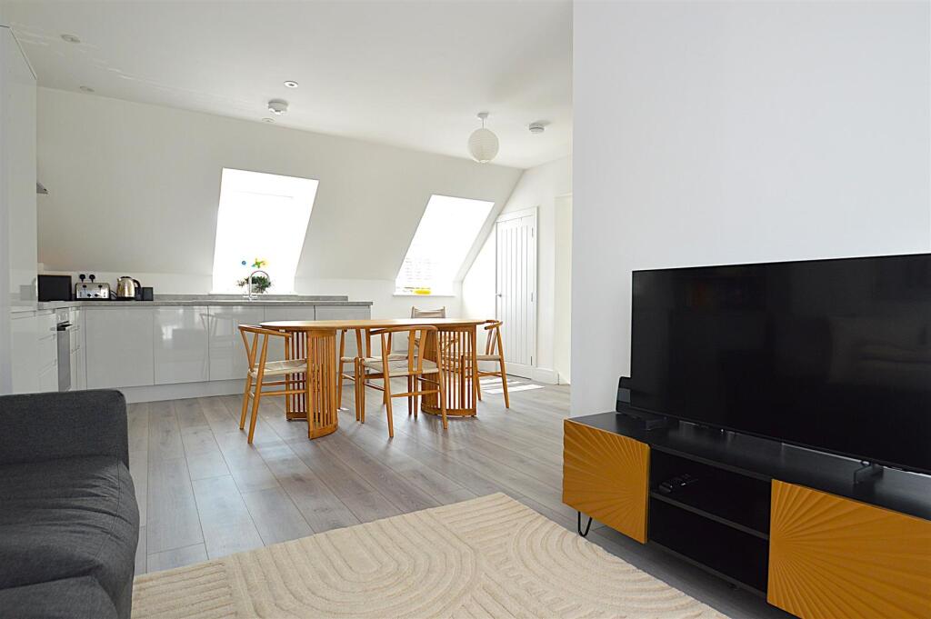 Apartment in Southend-on-Sea - More
