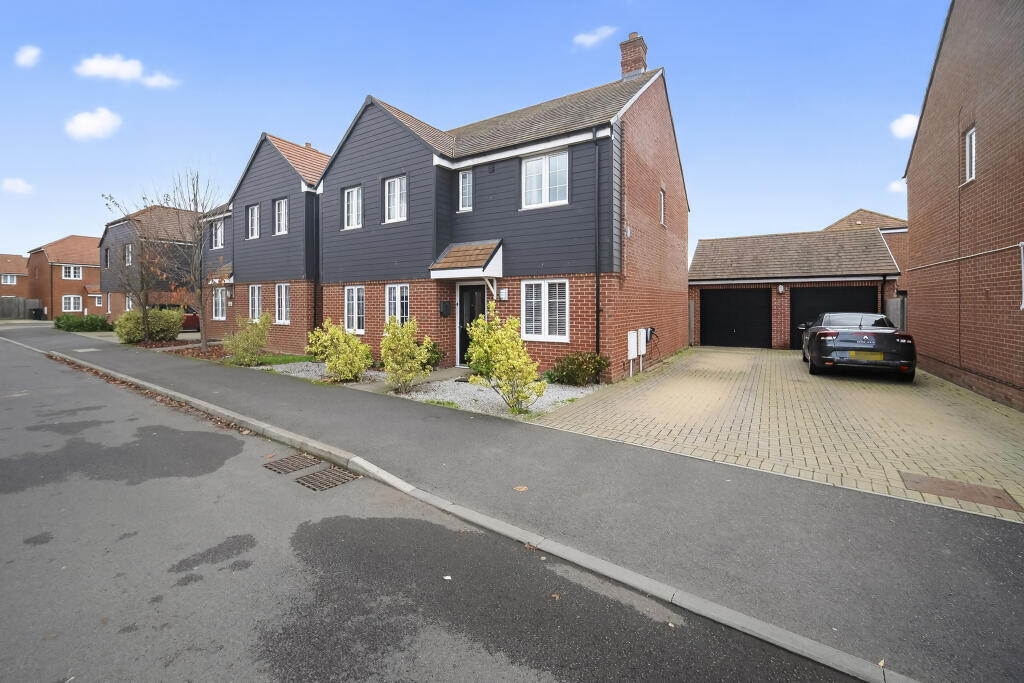 4-bed detached on Westlake Gardens, Bramley, RG26, £580,000
