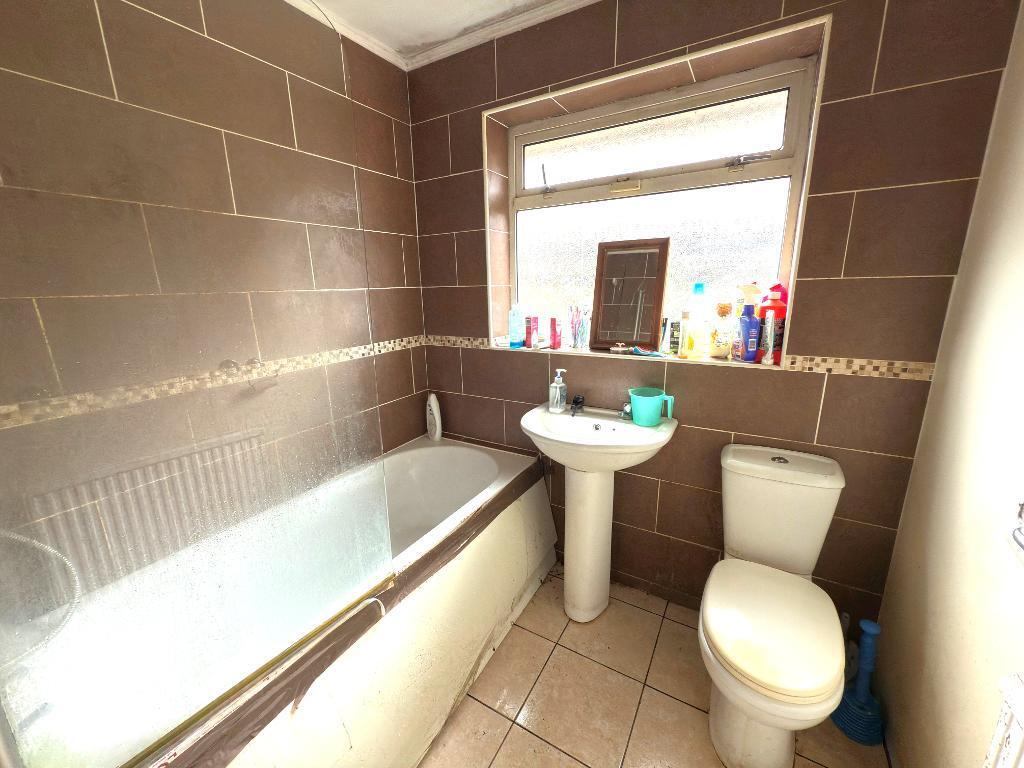 Hitchin Road, Round Green, Luton, Bedfordshire, LU2 7NN photo 4