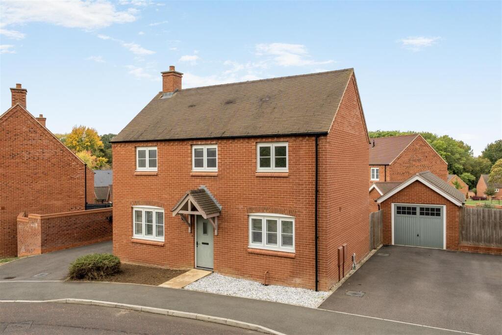 3 Bedroom Detached in NN12 6LE
