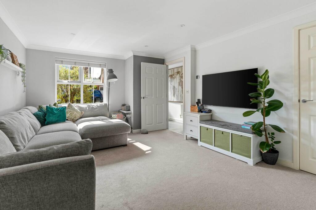 Felstead Crescent, Stansted, CM24 photo 4