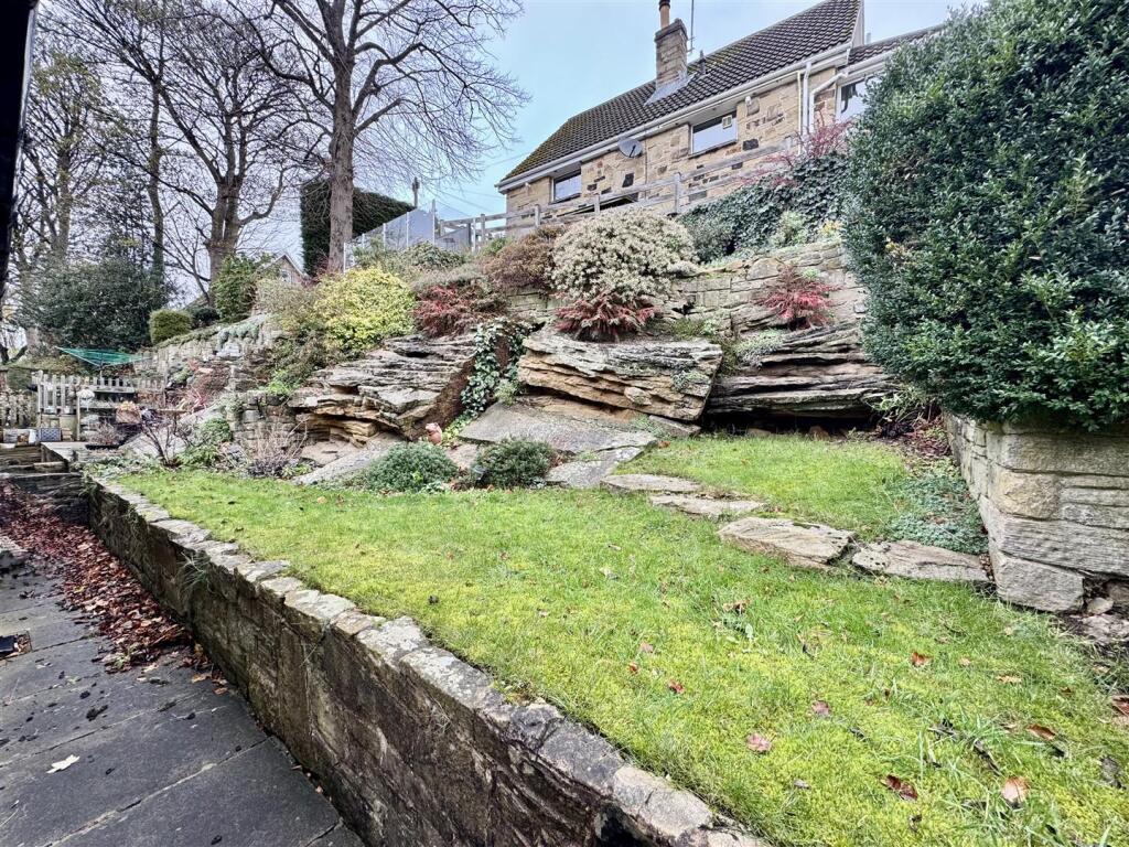 Deadmanstone, Berry Brow, Huddersfield, HD4 7QQ photo 4