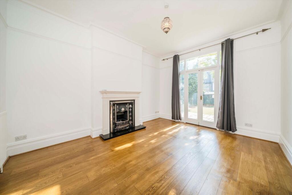 House in London, Royal Borough of Kingston upon Thames - View 4