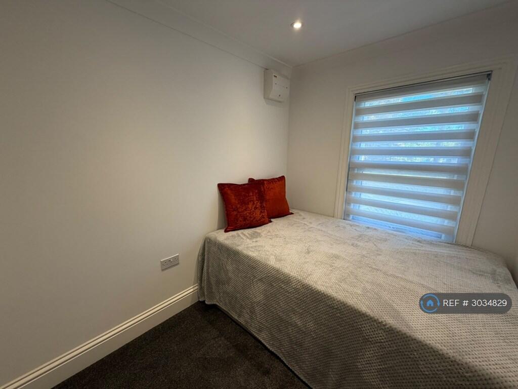 Apartment in Reading, The Triangle, Tilehurst - More