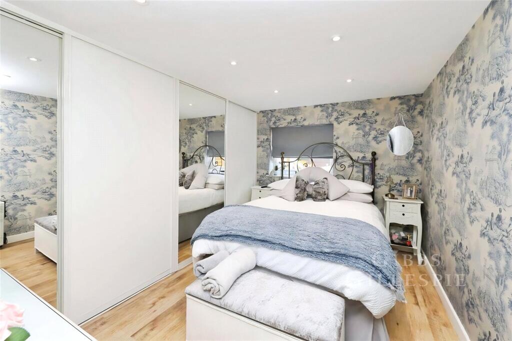 Carnarvon Drive, Hayes photo 3
