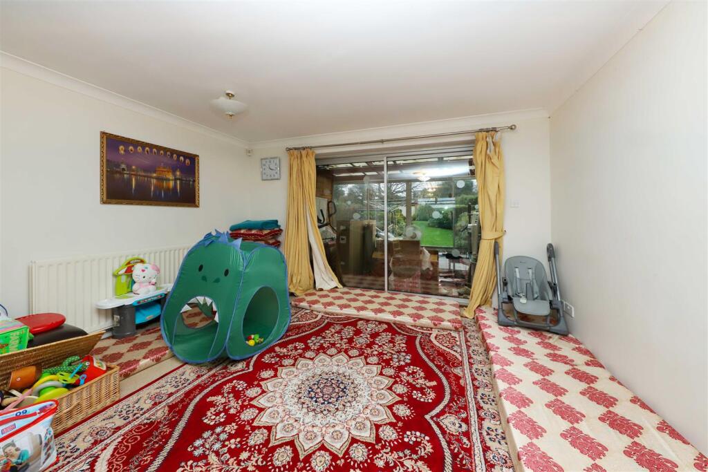 Nicholls Avenue, Hillingdon, UB8 photo 2