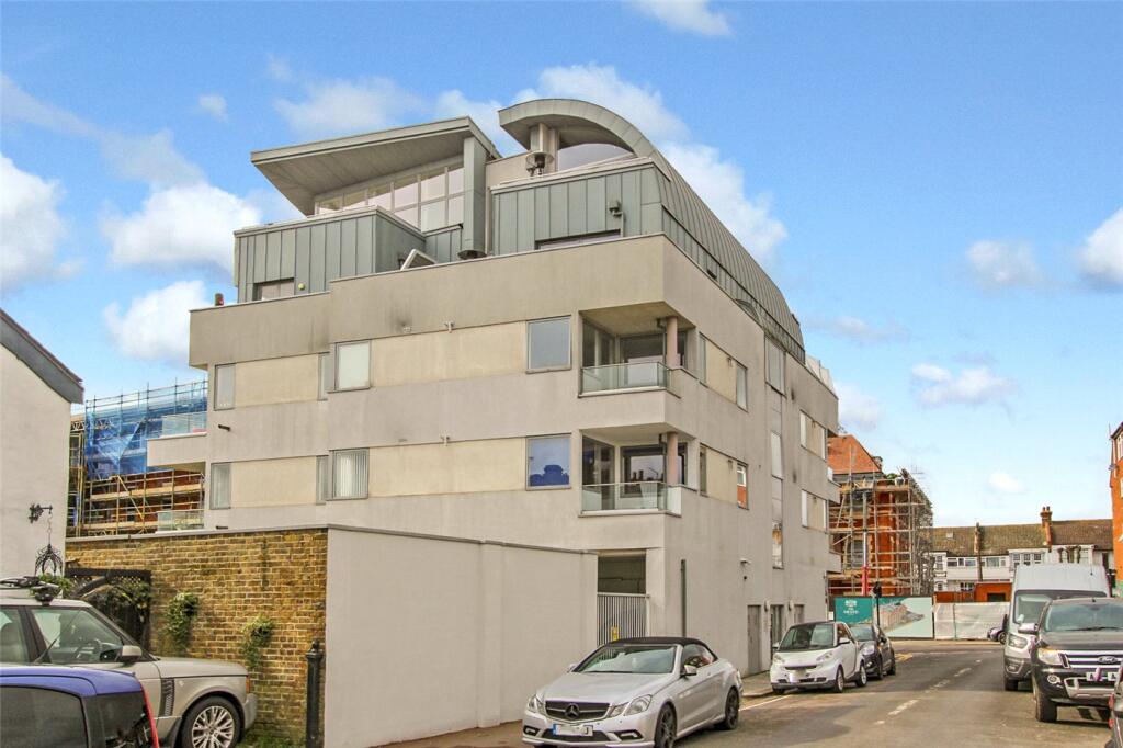 1-bed apartment on Broadway, Leigh-on-Sea, Essex, SS9, £250,000