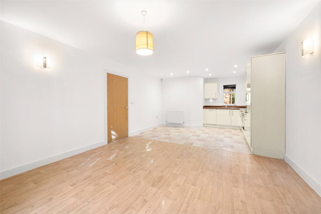 Main image of property: Reading Road, Wokingham, Berkshire, RG41