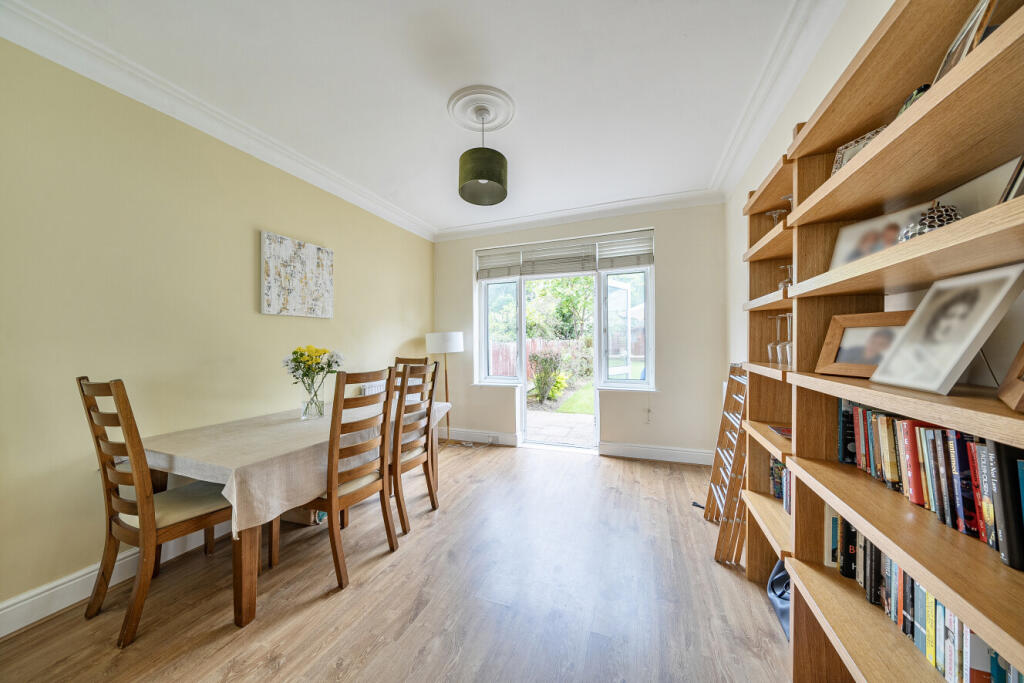 Mayfield Avenue, London, N12 photo 4