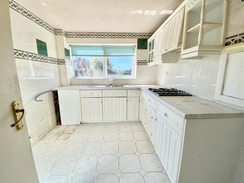 Wollaton Road, Ferndown, Dorset photo 5