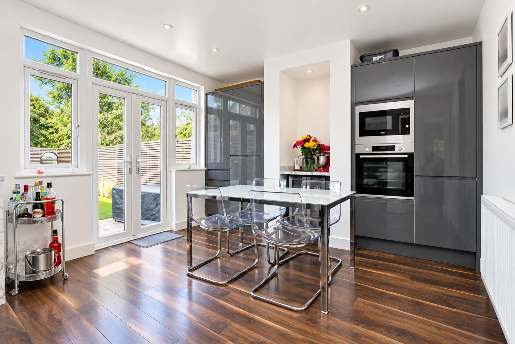 House in Sutton - View 4