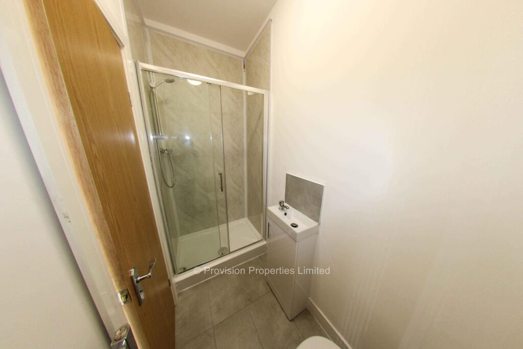 House in Leeds, West Yorkshire - View 4