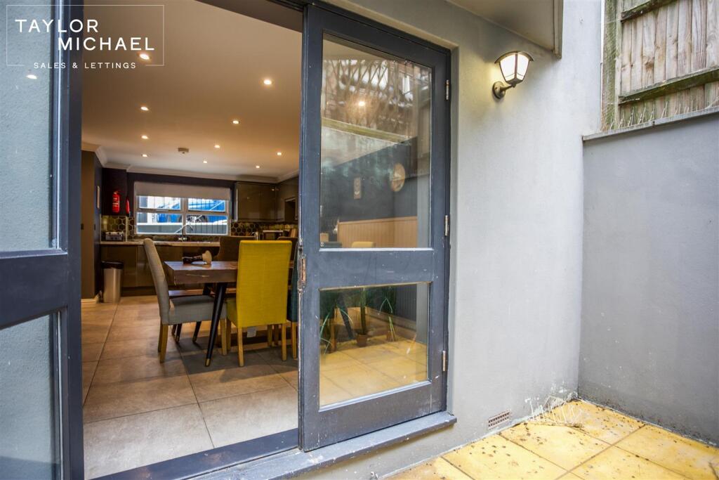 4 bedroom terraced house for rent