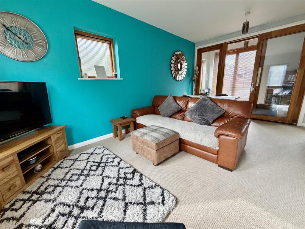 House in Leeds, Robinson Park, Allerton Bywater - View 2