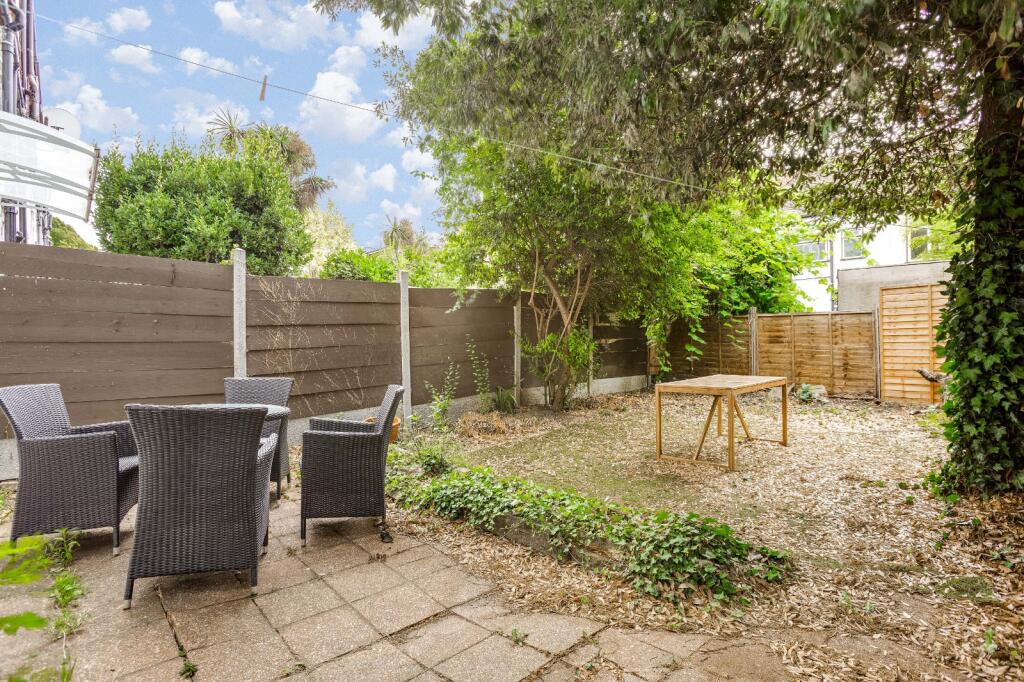 House in London - View 2