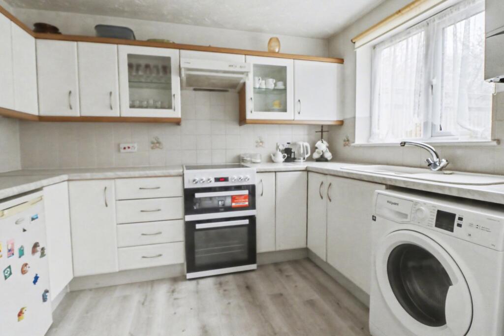 Cheltenham Gardens, Hedge End, SO30 photo 3