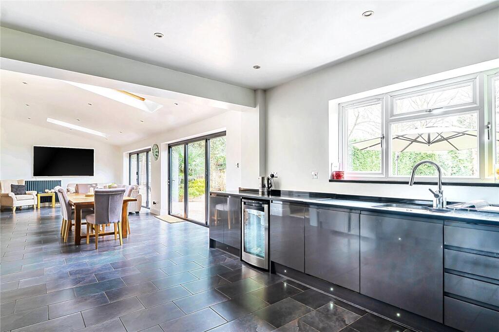 House in Woking, West Byfleet - View 4