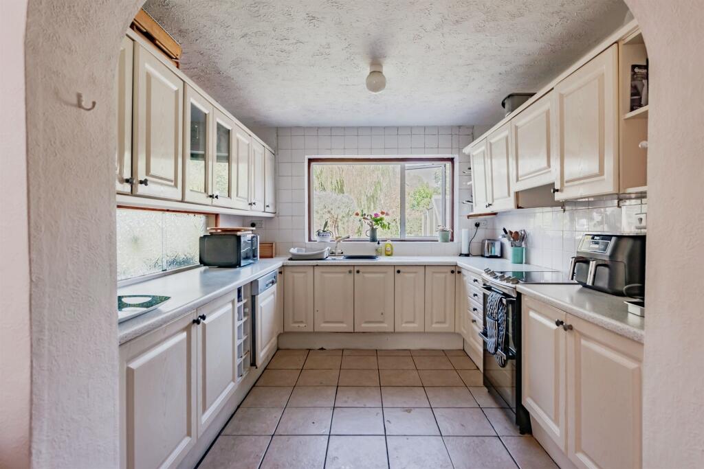 House in Reigate and Banstead, Horley - View 4