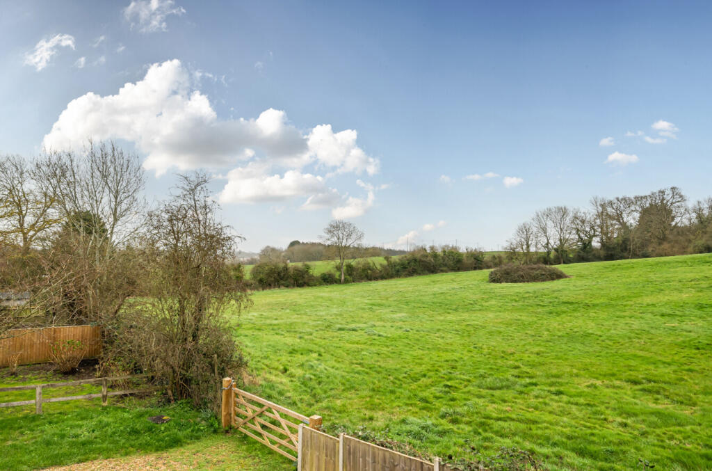 Emmets Park, Binfield, Bracknell photo 2