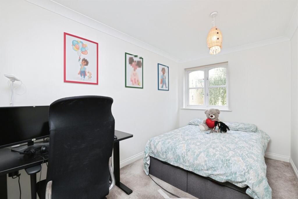 Apartment in Watford, Hertfordshire - More