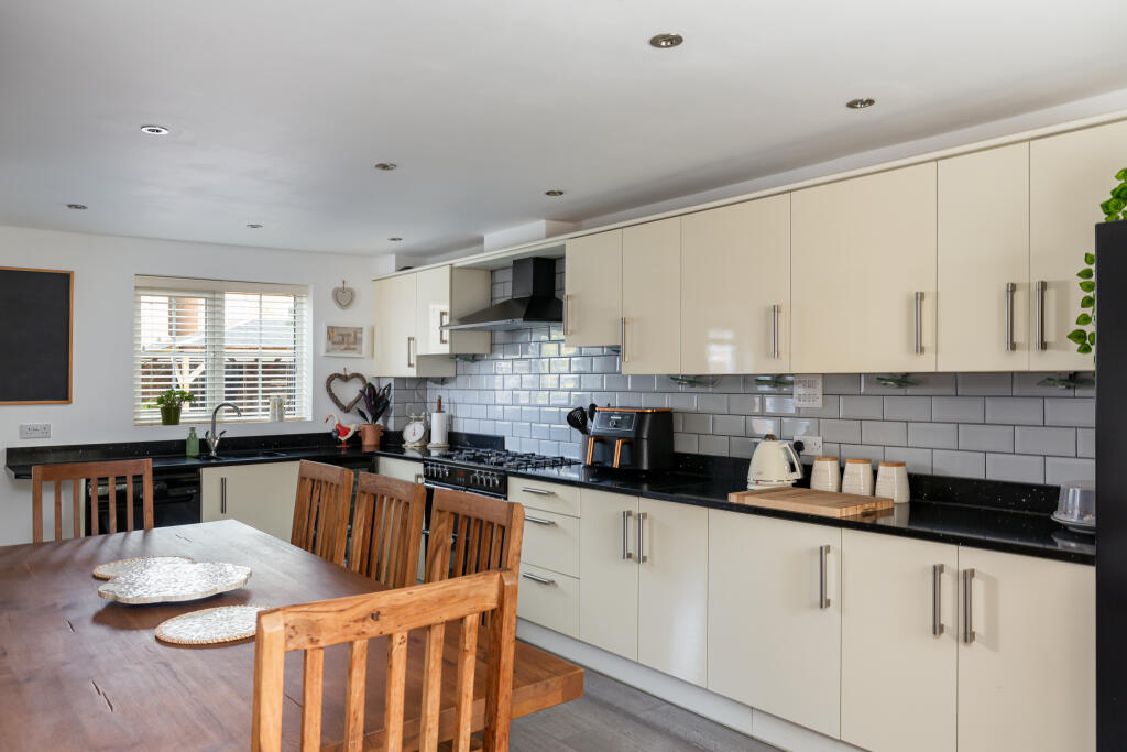 Newman Road, Horley, Surrey, RH6 photo 3