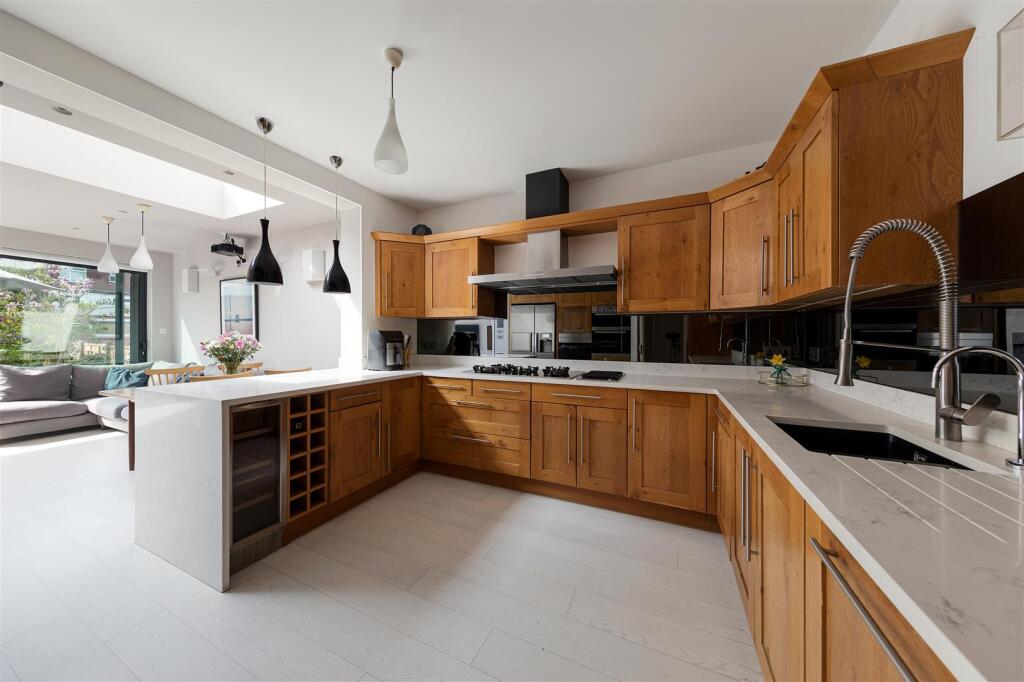Cherrydown Avenue, Chingford - View 2