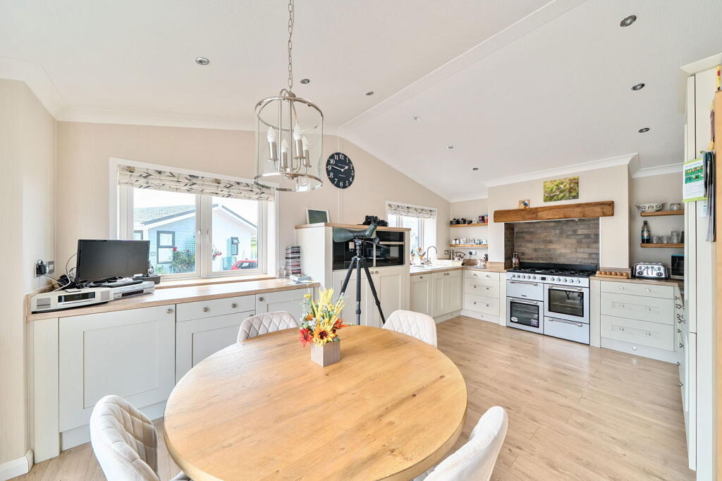 Solent Grange, Milford-on-Sea, Lymington, Hampshire, SO41 0UQ photo 2