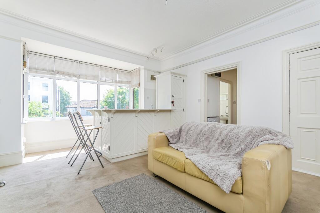 Studio flat on Warham Road, South Croydon, CR2, £125,000