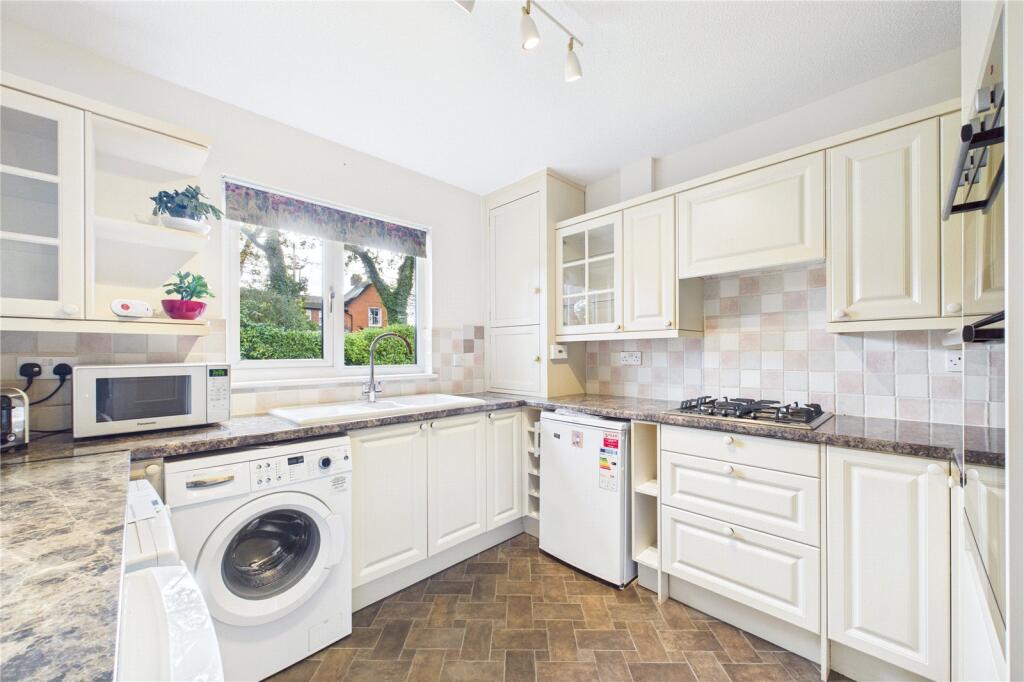 Wakeford Court, Silchester Road, Pamber Heath, Tadley, RG26 photo 3