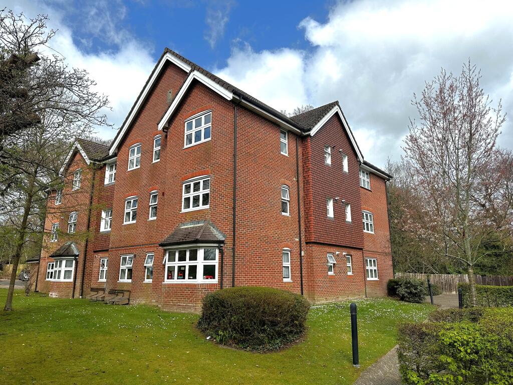 2-bed flat on Jones Lane, Hythe, Southampton, £215,000