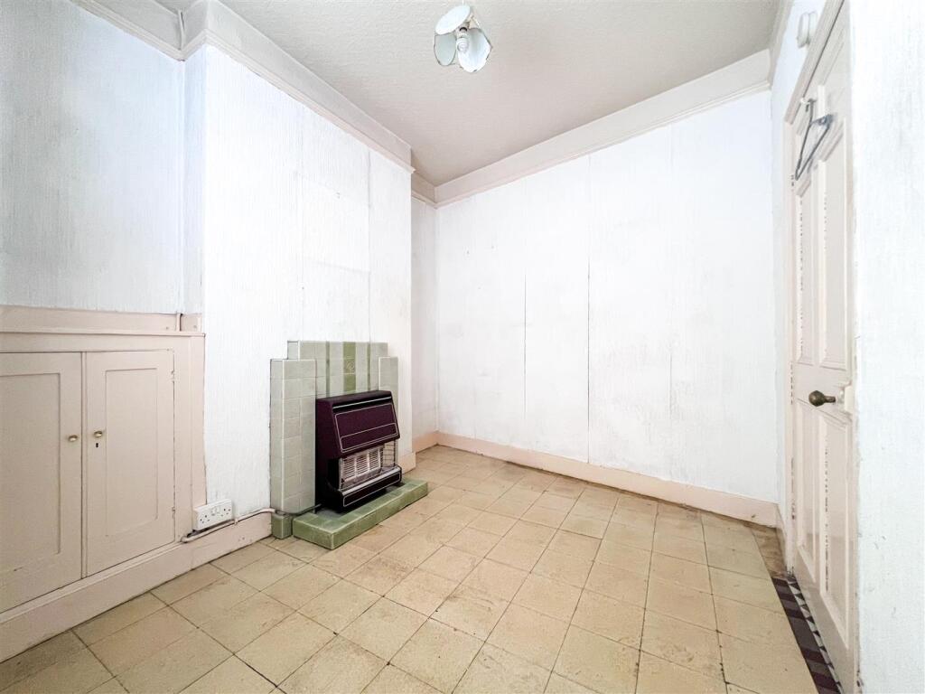 House in Staffordshire Moorlands, Abbey Green, Leek - More