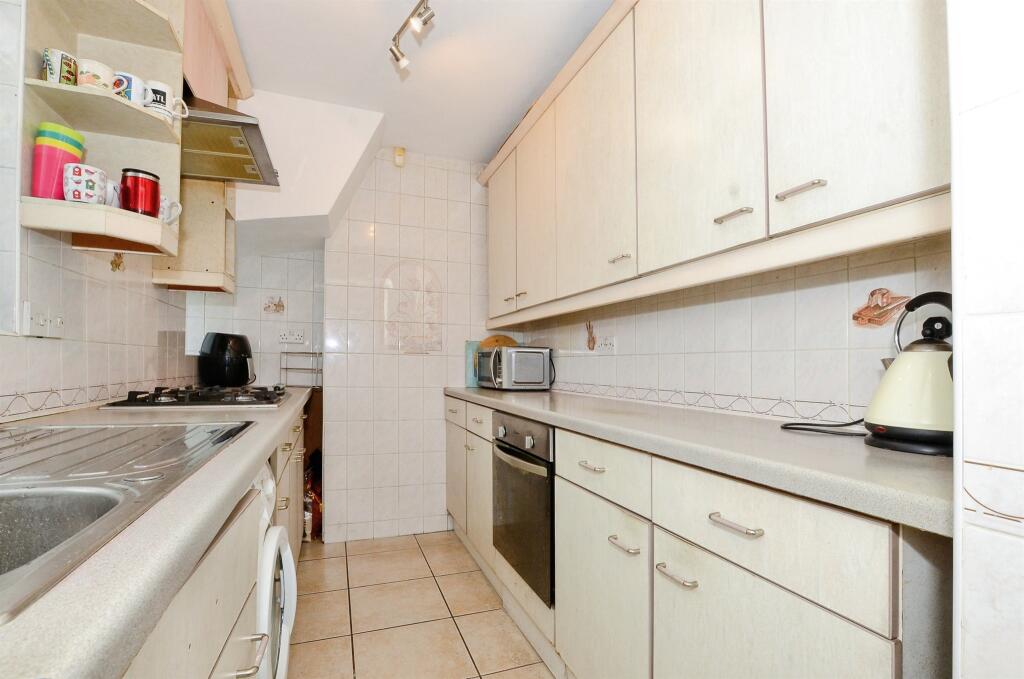 564, Kenton Lane photo 3