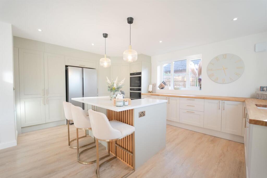House in Willaston, Ellesmere Port - More