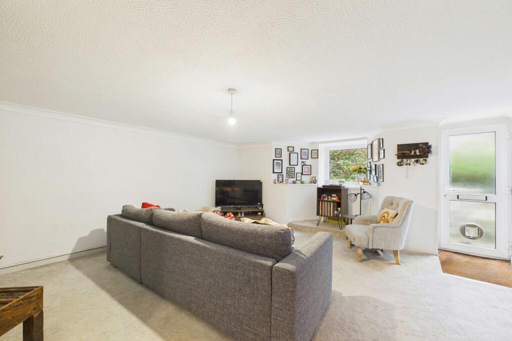 Apartment in Torquay, Torbay - View 3