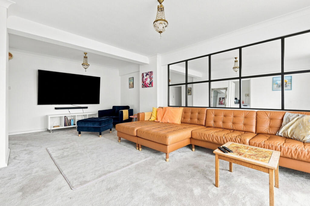 Apartment in Southend-on-Sea, Essex - View 5