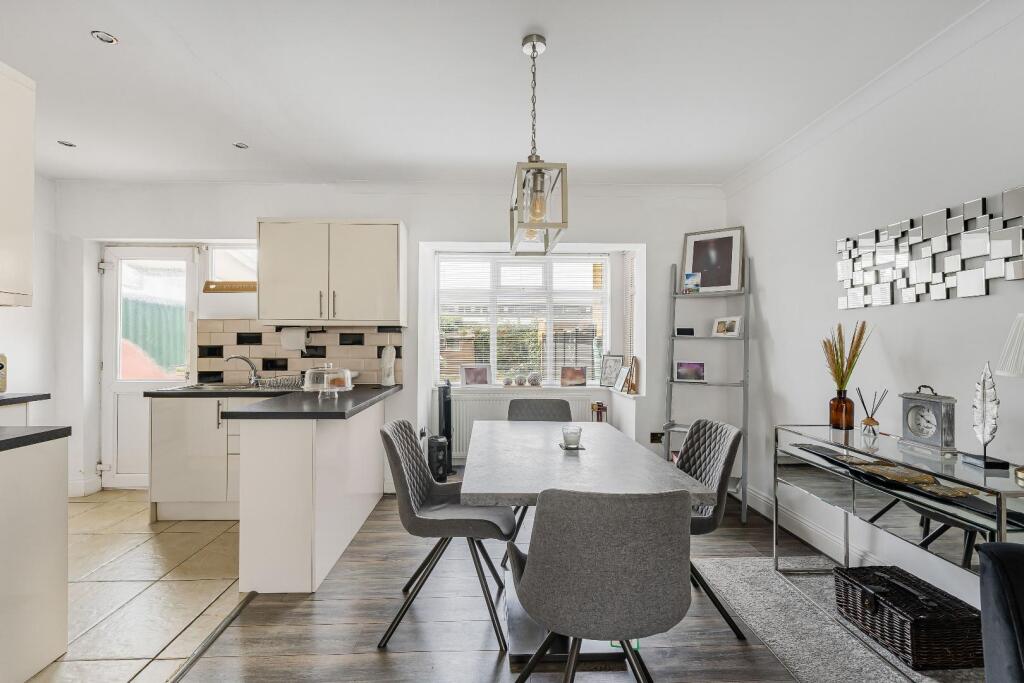 House in London, Rush Green - View 5