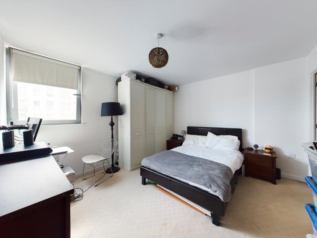 Apartment in Romford - View 3