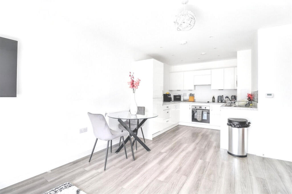 Apartment in Thurrock, Essex - View 2