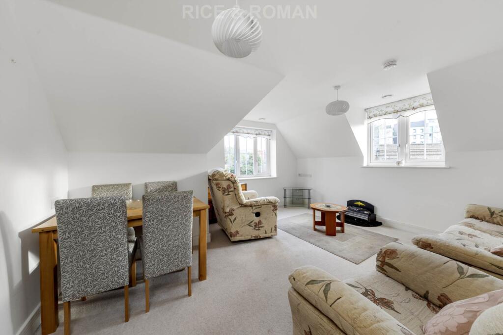 Wellington Court, Epsom photo 3