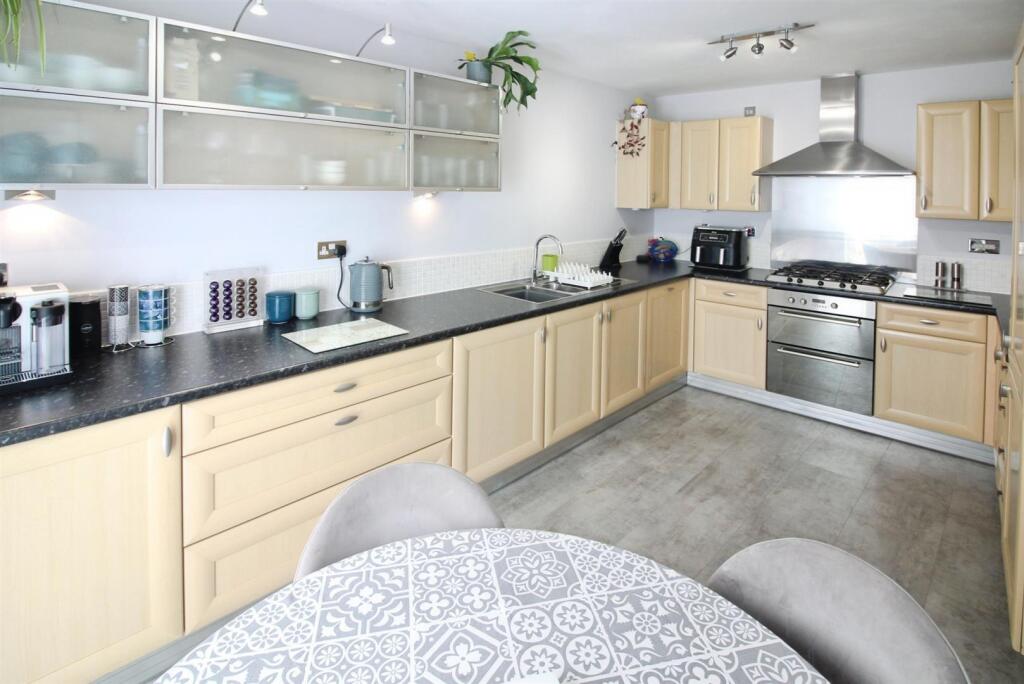 House in Leeds, Robin Hood - View 5