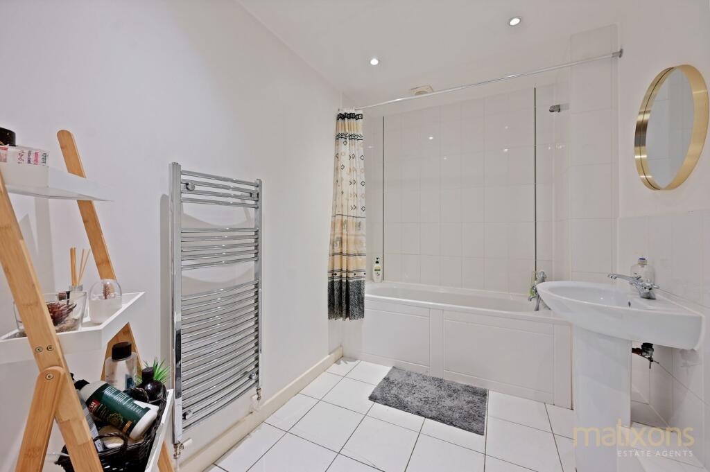 Apartment in Croydon - More