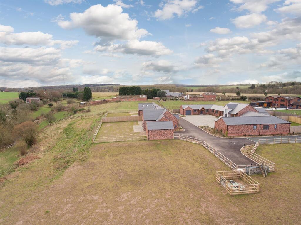The Stableyard, Mile Flat, Greensforge, Wall Heath, DY6 0AU photo 3