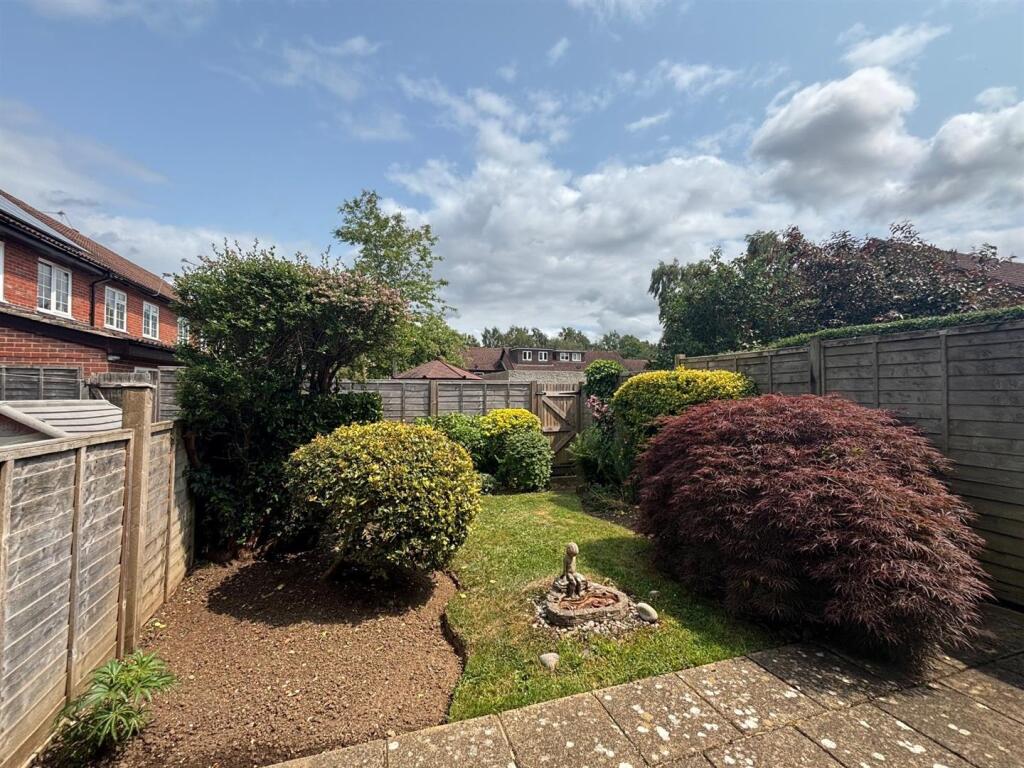 Chalcraft Close, Liphook photo 2