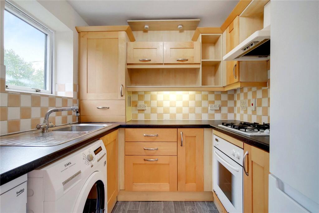 Drake Hall, 14 Wesley Avenue, London, E16 photo 3