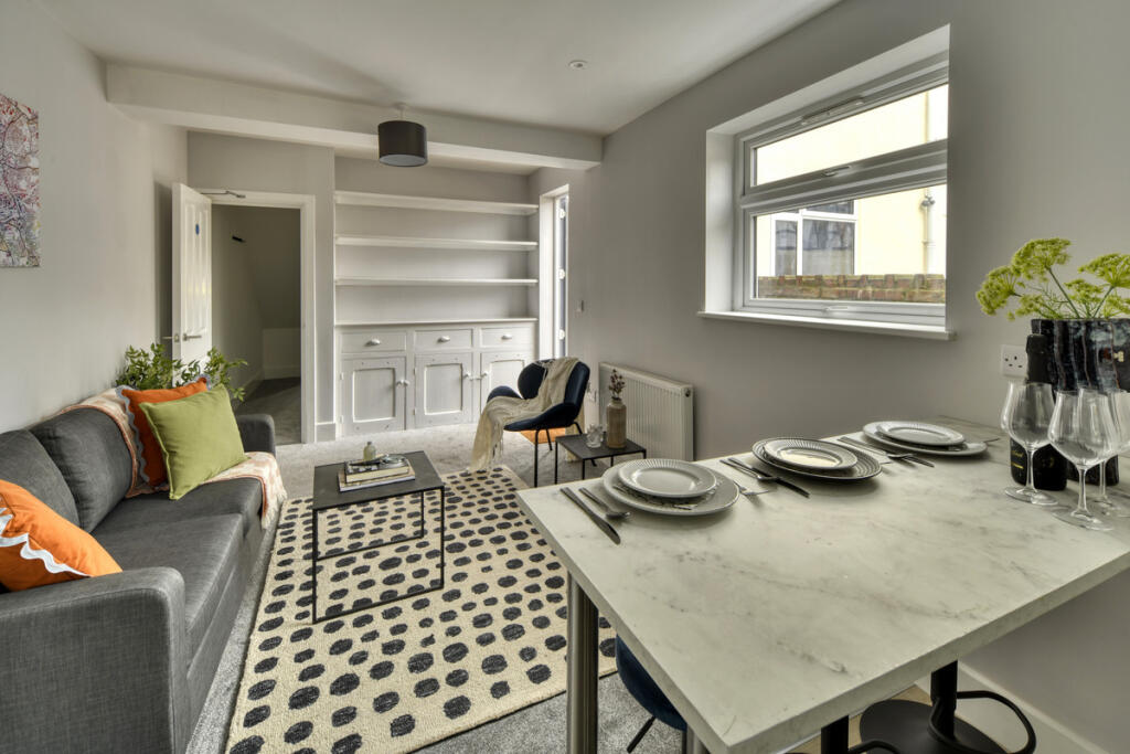 5 bedroom terraced house for rent