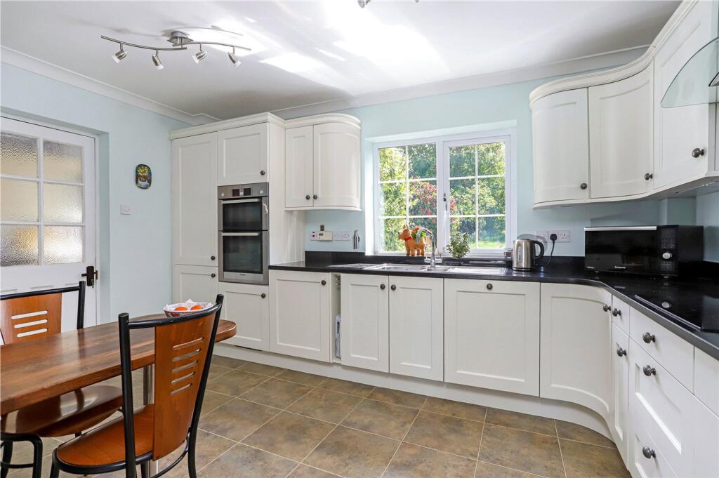 38 Sheephouse, Farnham, GU9 photo 3