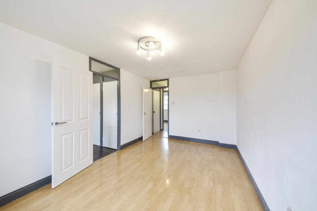 Apartment in Ilford - More