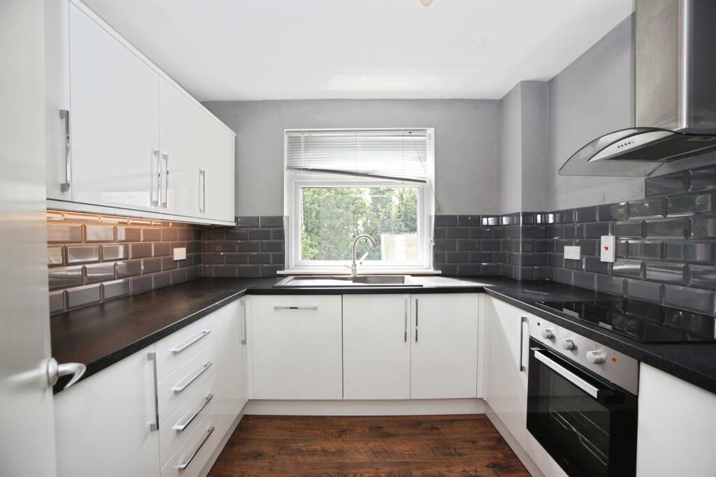 Apartment in Penarth, Llandough - View 2