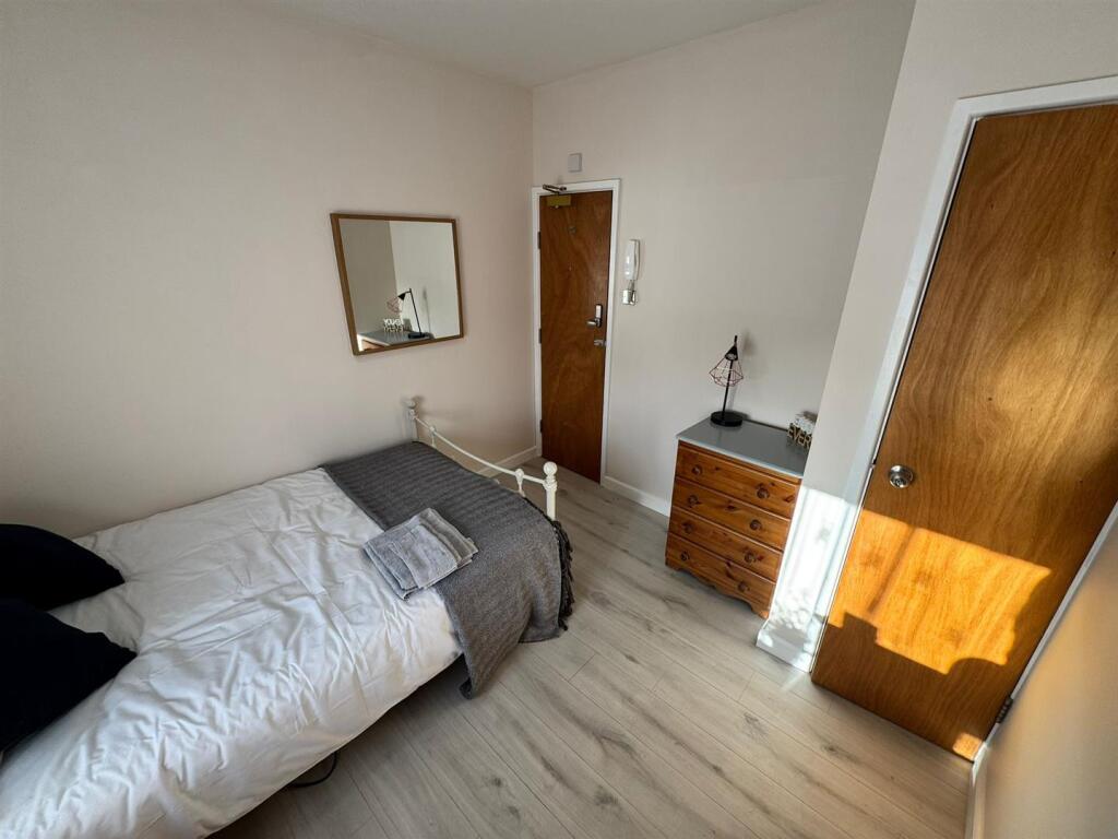 Main image of property: Ensuite 5, Britannia Street, Stoke, Coventry, CV2 4FQ