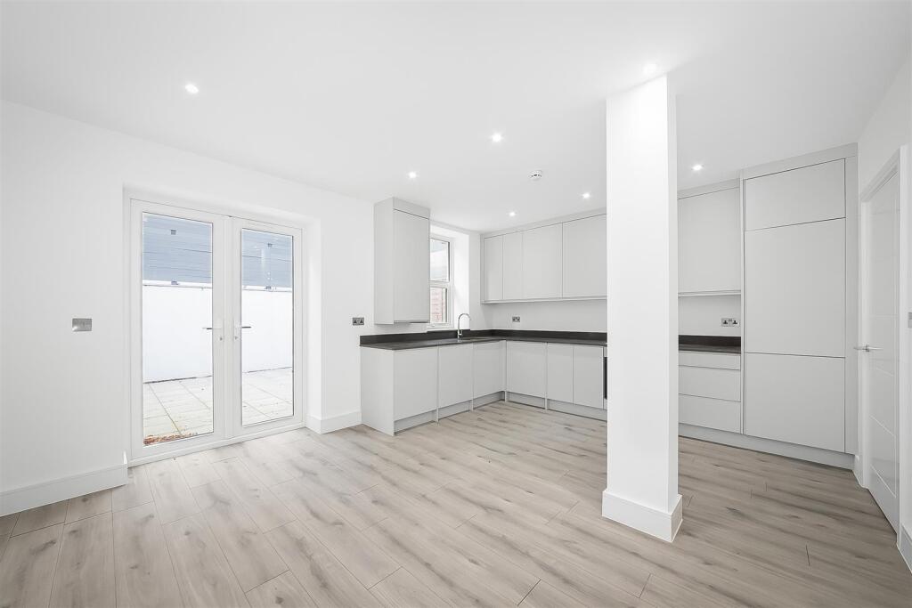 Apartment in Croydon - View 3